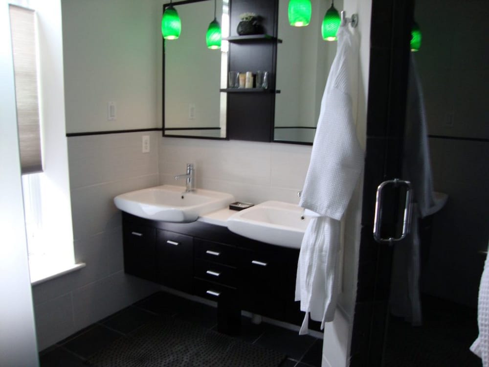 Deluxe Room, 1 King Bed, Jetted Tub photo 3