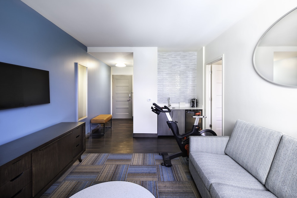 Suite, 1 King Bed (Walk-In Shower) - Photo 3