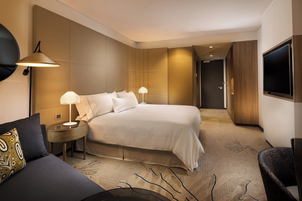 Club Room, 1 King Bed, City View