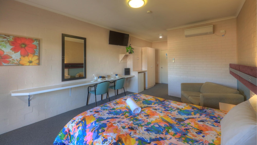 Standard Suite, 1 Bedroom, Non Smoking, Balcony (Queen Room) photo 2