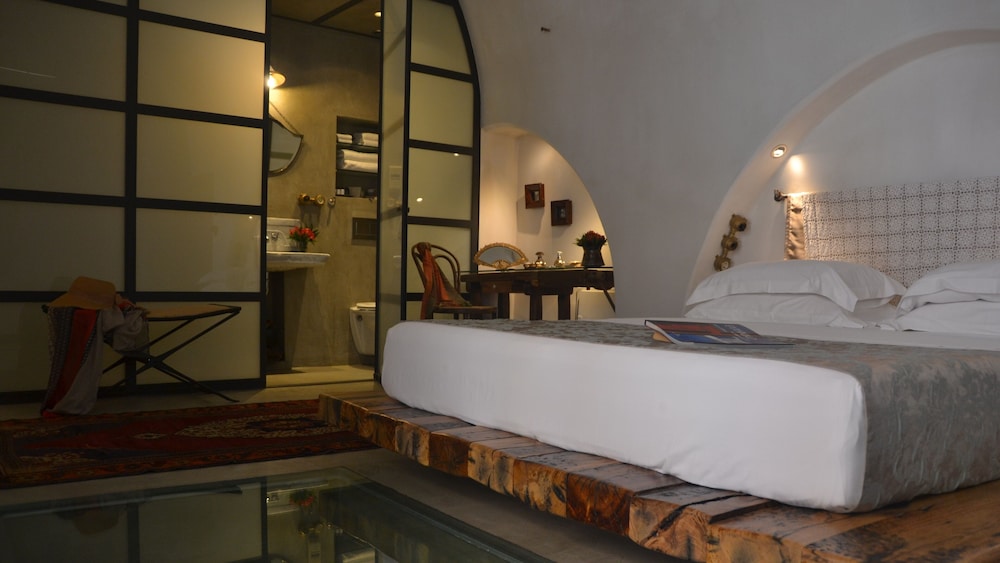 Honeymoon Suite (MICHALIS) photo 3
