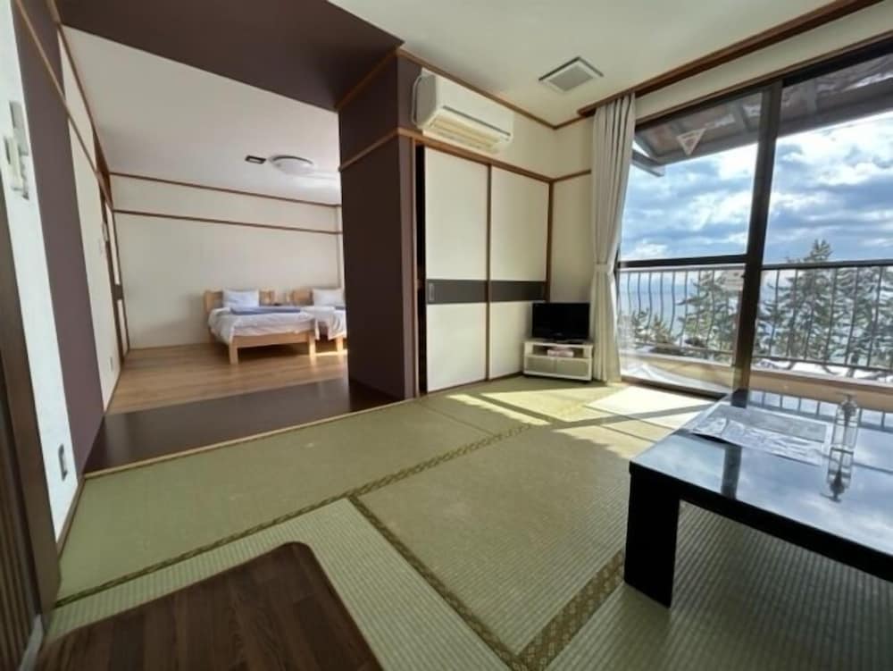 Basic Room, Lake View