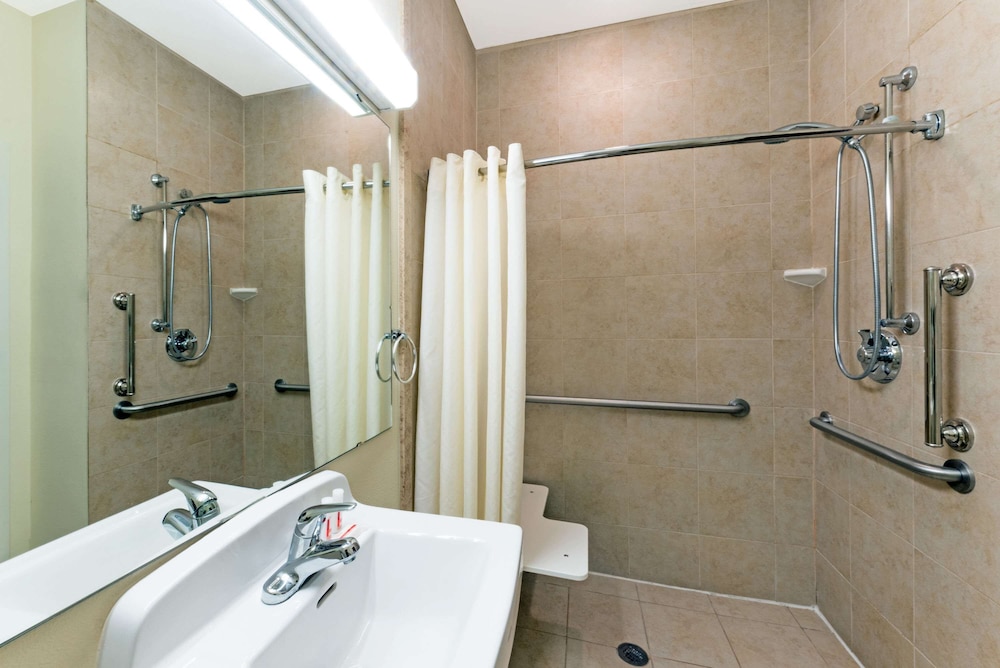 Suite, 1 Queen Bed, Accessible, Non Smoking (Mobility,Hearing,Roll-In Shower) - Photo 4