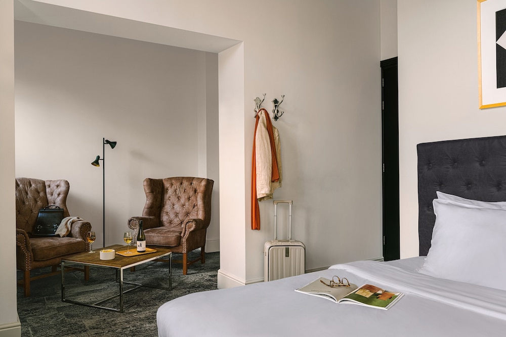 Suite, 1 King Bed photo 2