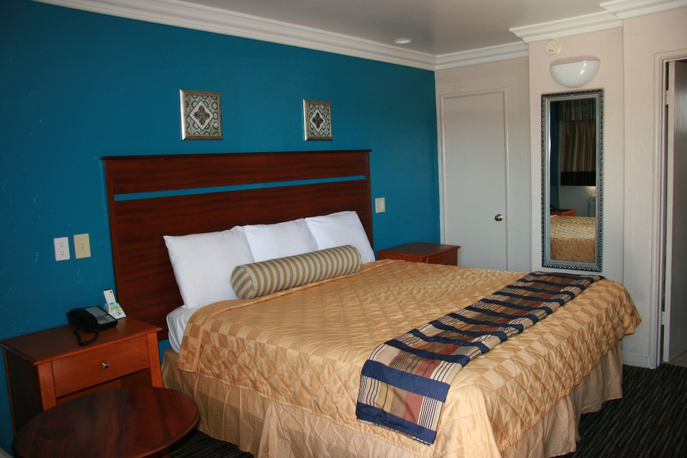 Deluxe Room, 1 King Bed photo 1