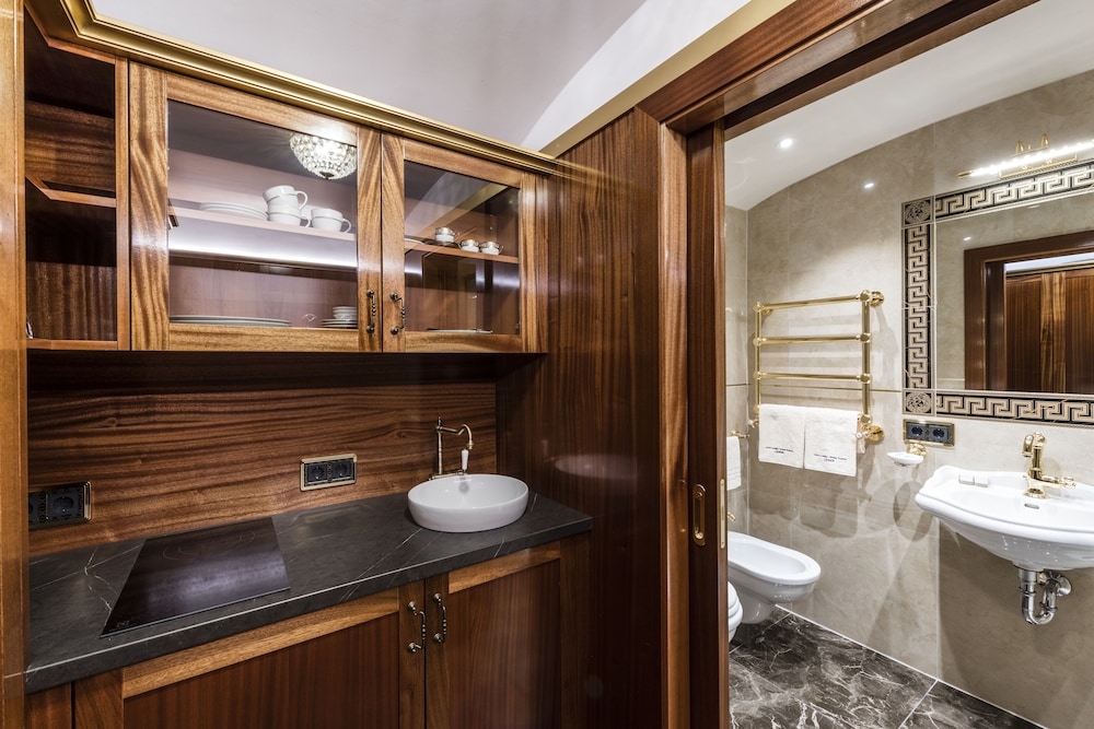Luxury Suite photo 2