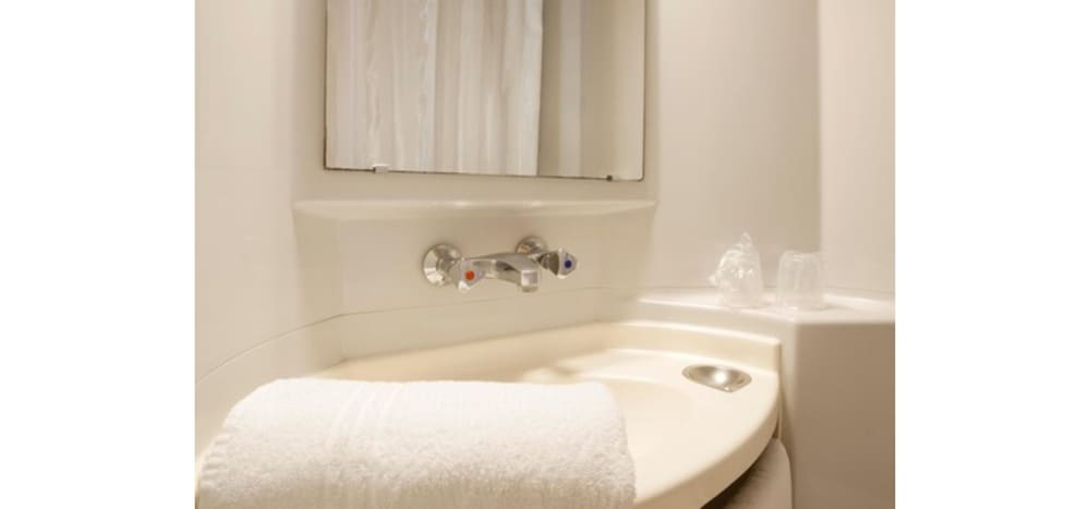 Standard Room, 3 Twin Beds - Photo 4