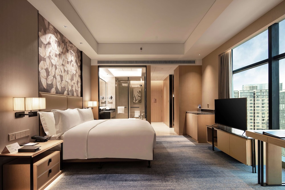 Deluxe King Bed Corner Room - Photo 2
