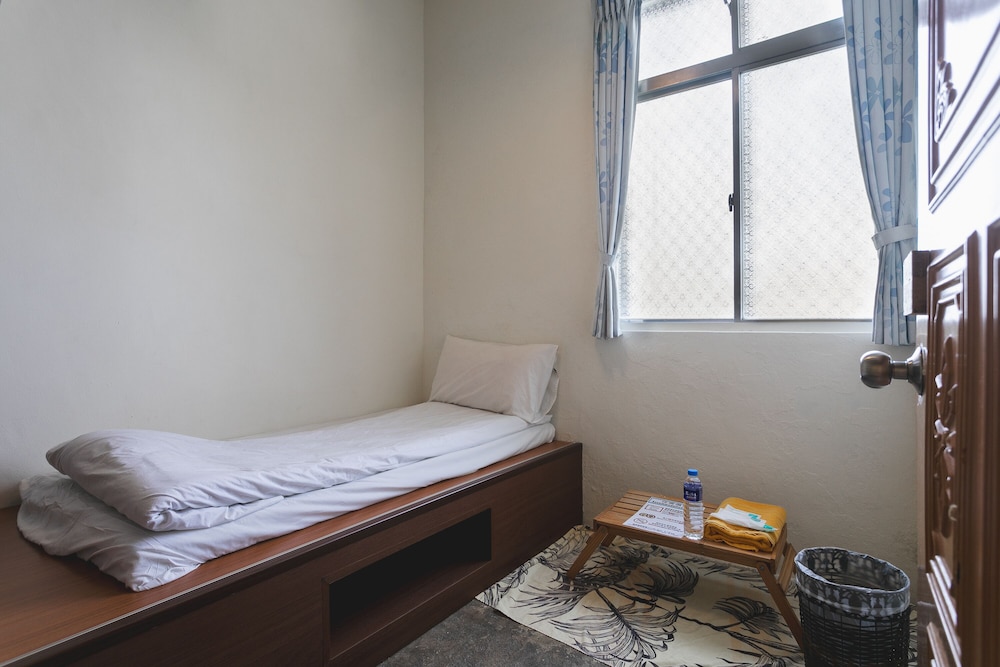 Single room with shared toilet photo 1