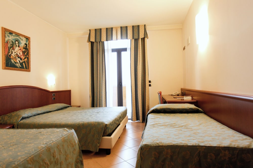 Superior Quadruple Room, Lake View photo 2