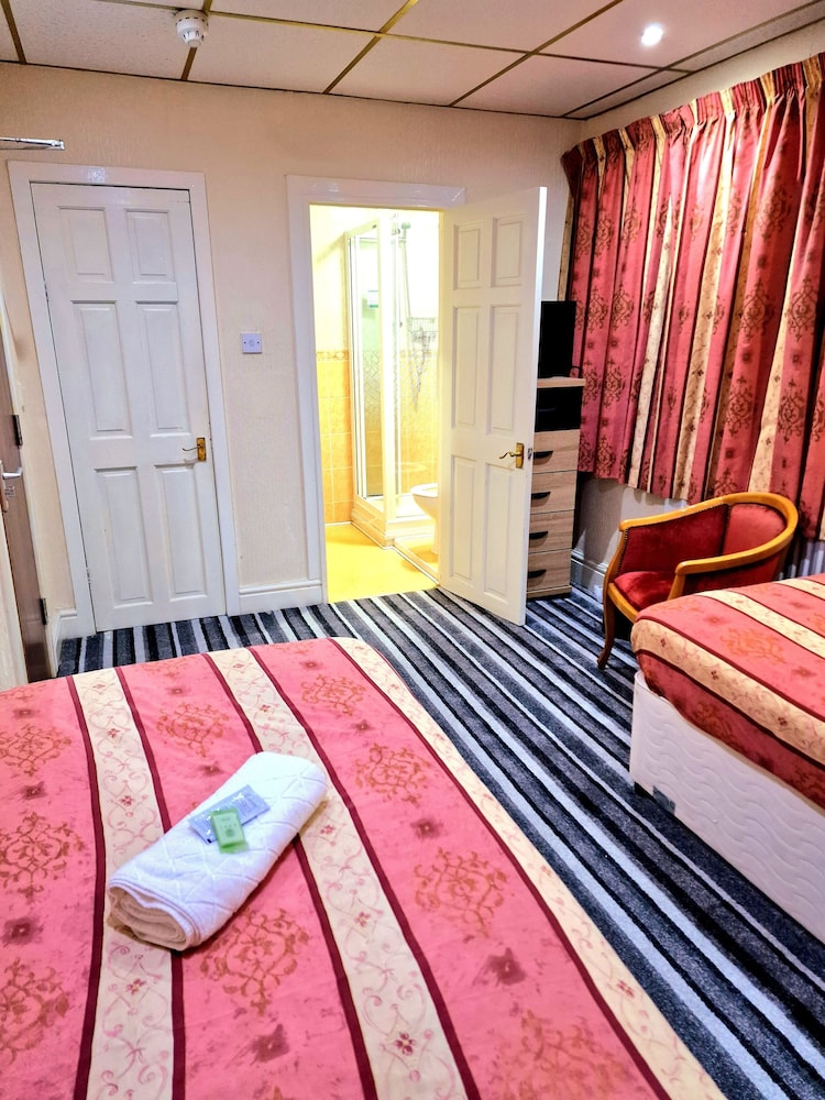 Standard Double or Twin Room, Ensuite - Photo 4