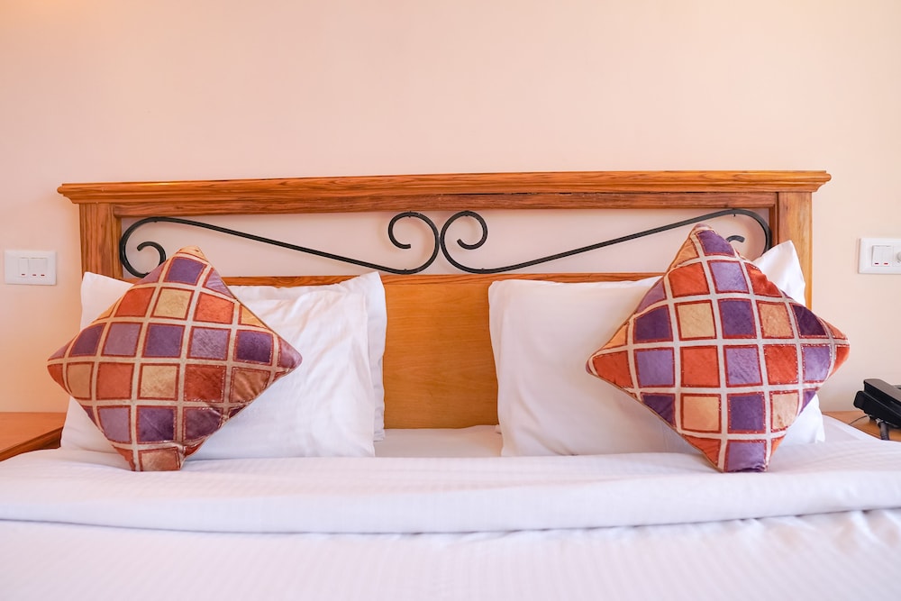 Deluxe Room, 1 Queen Bed, Smoking, Mountain View