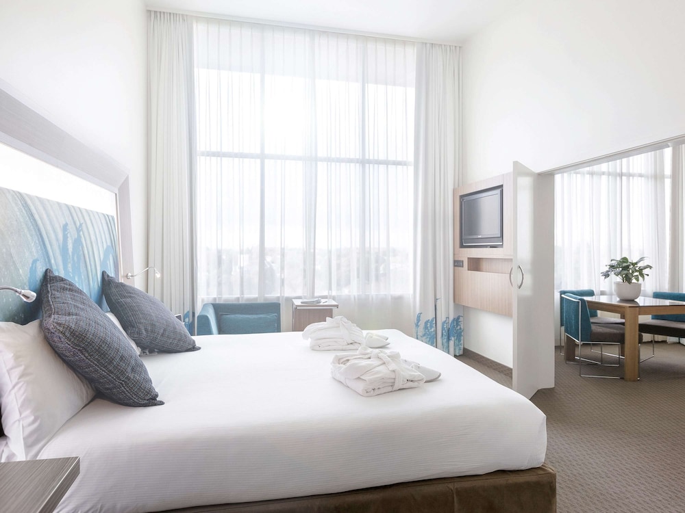 Suite, 1 King Bed - Photo 2