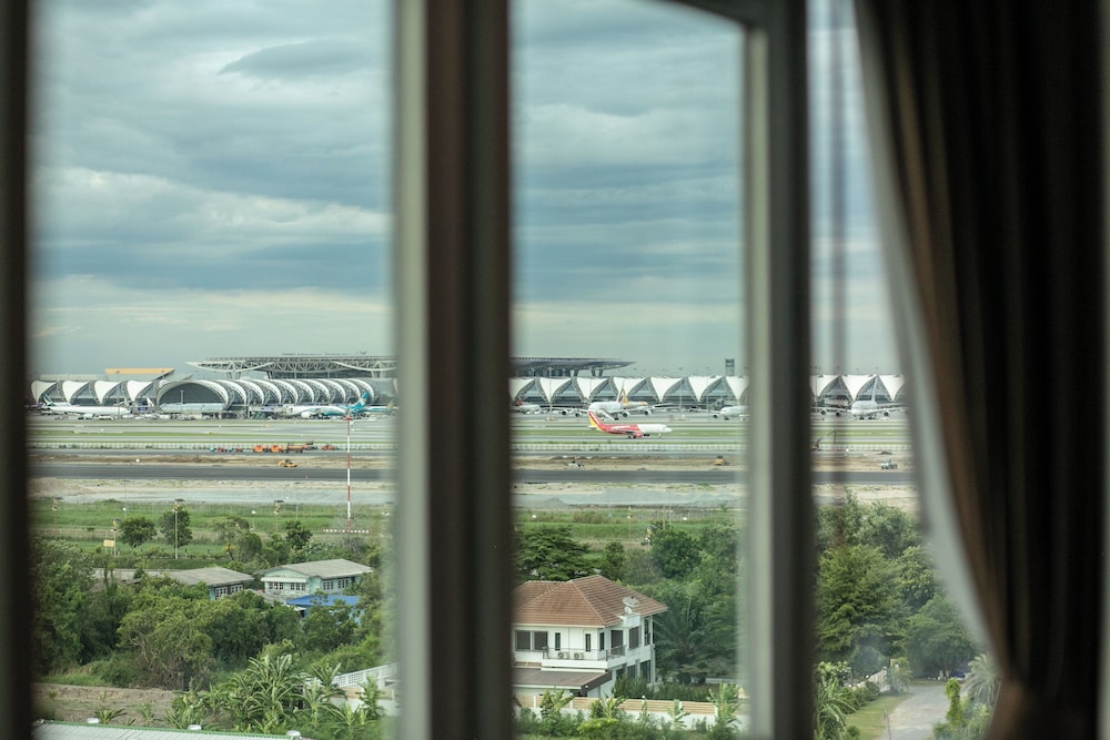 Deluxe Room Airport View - Photo 6