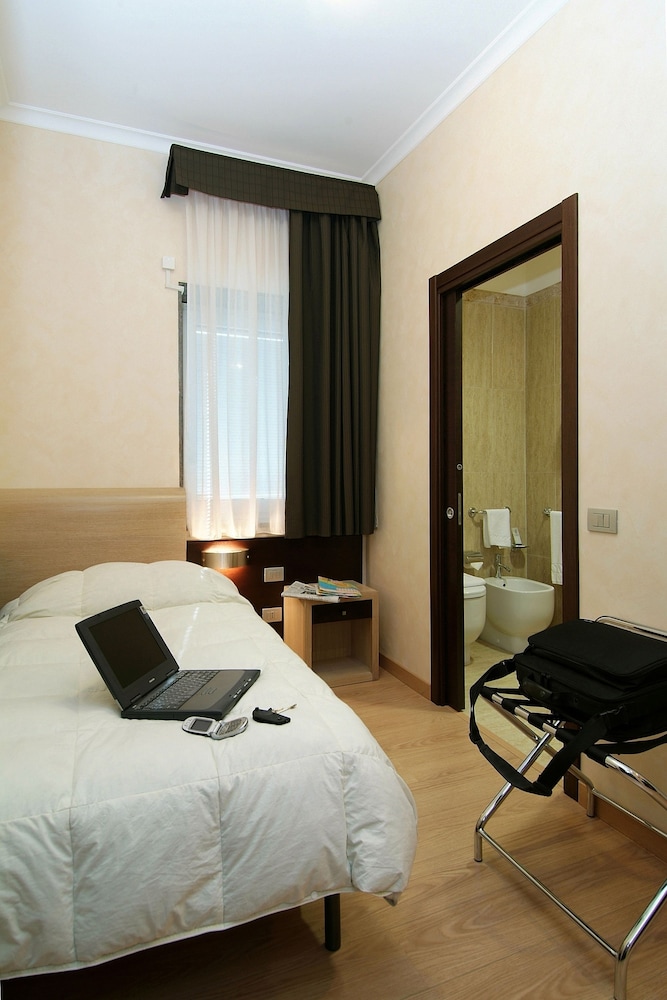 Single Room photo 2