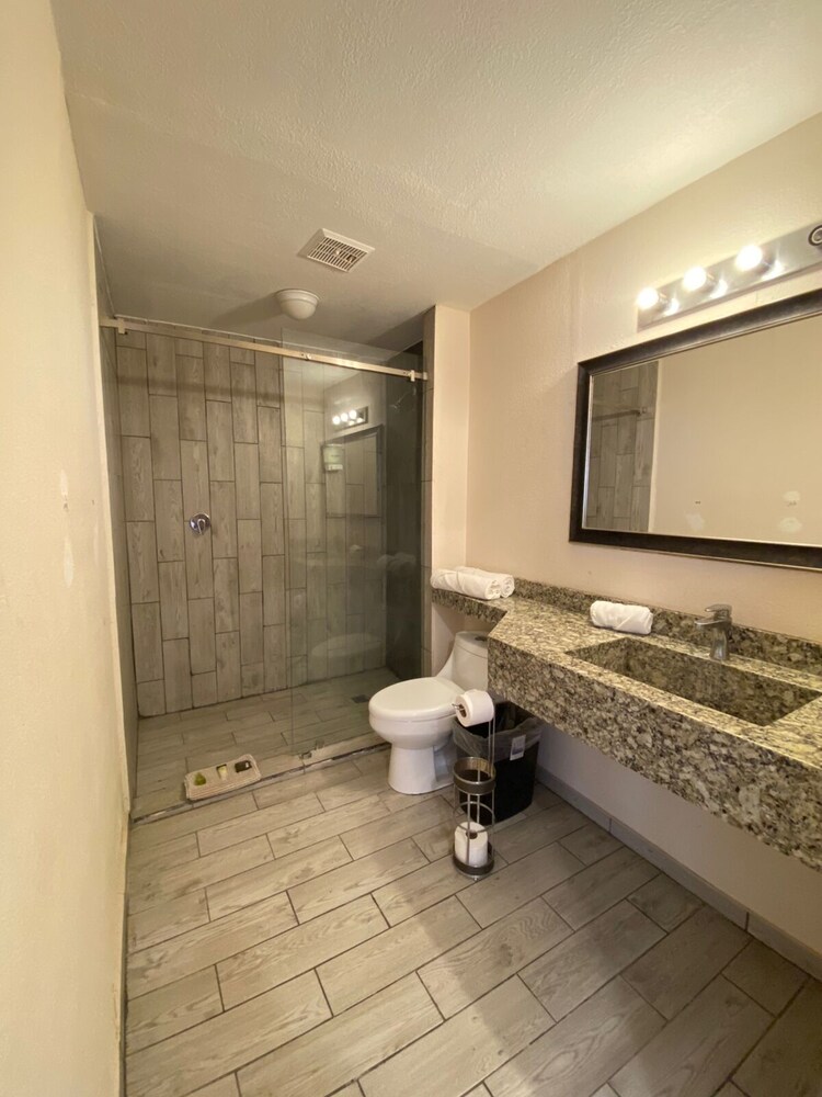 Standard Room, Multiple Beds, Pool View thumbnail 5
