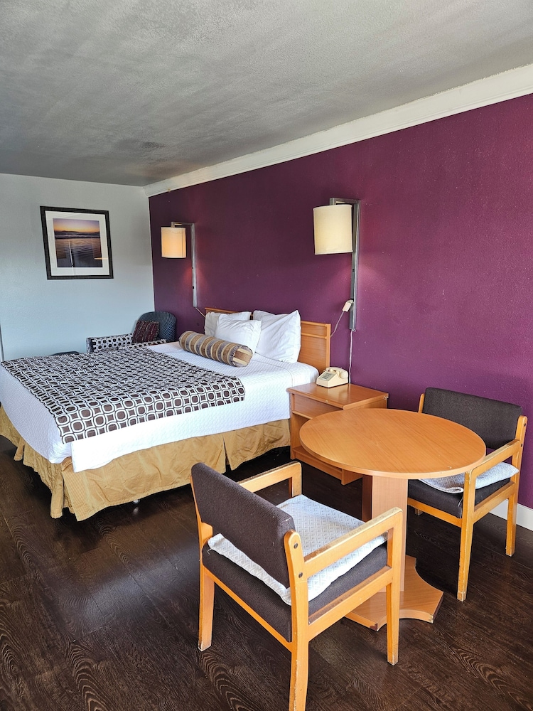 Standard Room, 1 King Bed photo 2