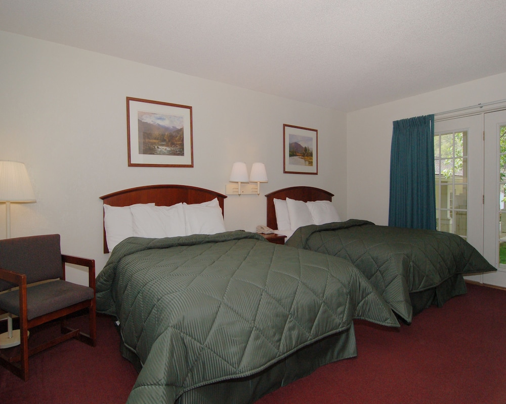 Standard Room, 2 Queen Beds, Smoking - Photo 2