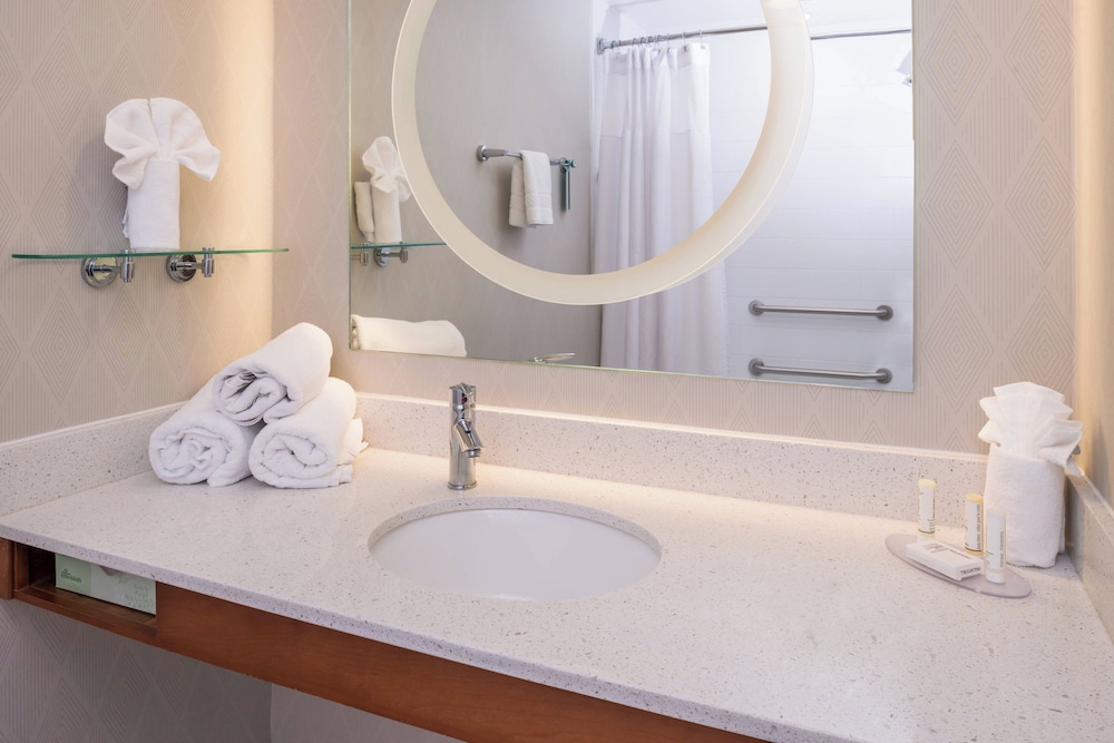 Suite, Multiple Beds (Mobility/Hearing Access, Roll-In Shwr) - Photo 4