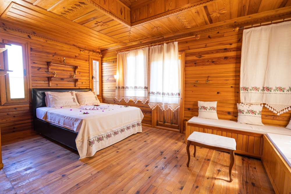 Premium Tree House photo 1