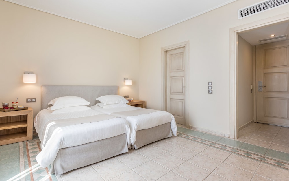 Superior Double or Twin Room (Street View) - Photo 4