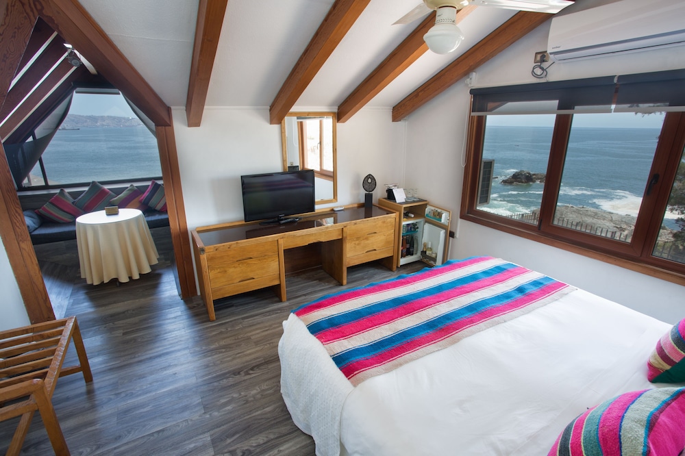 Standard Double Room, 1 King Bed, Partial Sea View photo 1