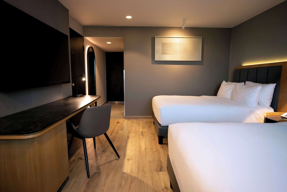 Room, 2 Double Beds (Airstrip view) - Photo 4