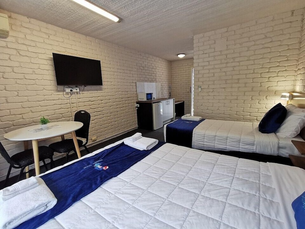 Standard Twin Room - Photo 3