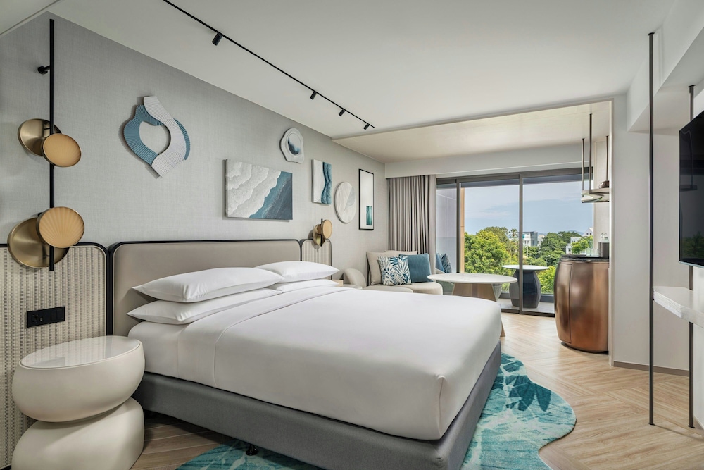 Family Room, 1 King Bed, Resort View (Resort View) photo 2