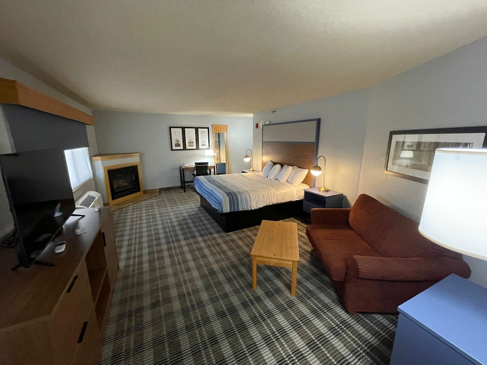 Suite, 1 King Bed, Non Smoking photo 2