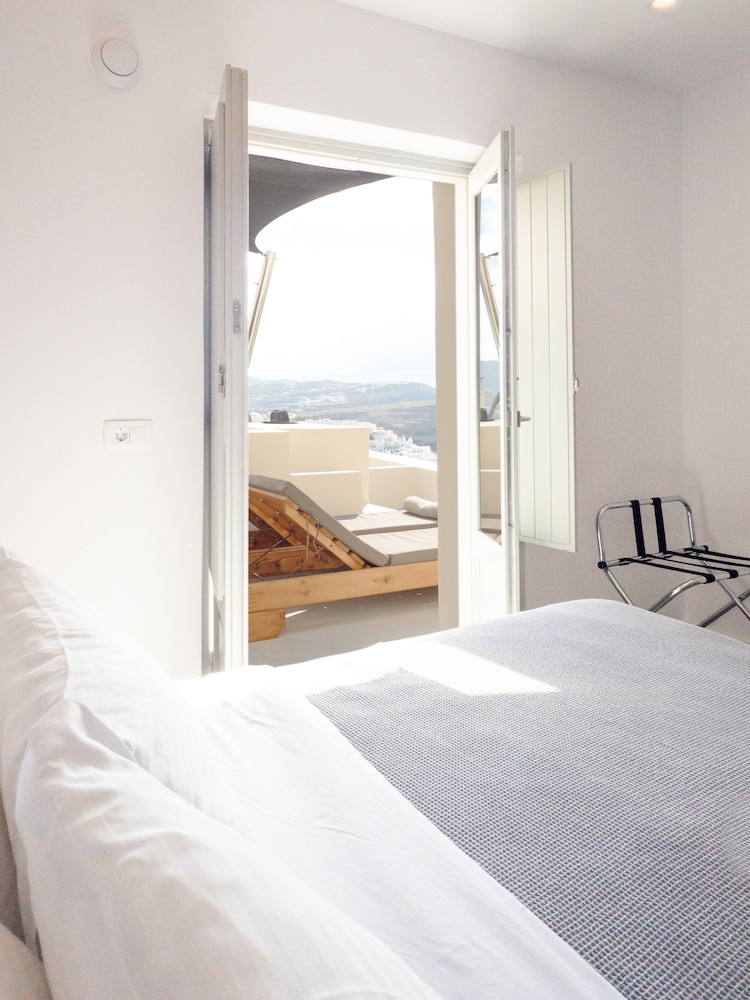 Cliff Suite, Caldera View, Outdoor Hot Tub (for 2) - Photo 7