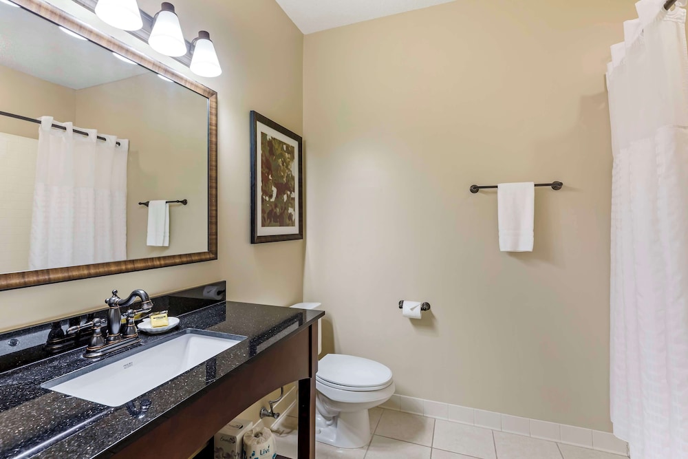 Standard Room, 2 Queen Beds, Non Smoking, Refrigerator & Microwave photo 3