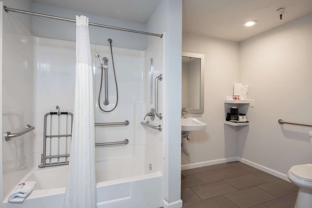 Room, 1 Queen Bed, Accessible, Non Smoking (Roll-In Shower) - Photo 5