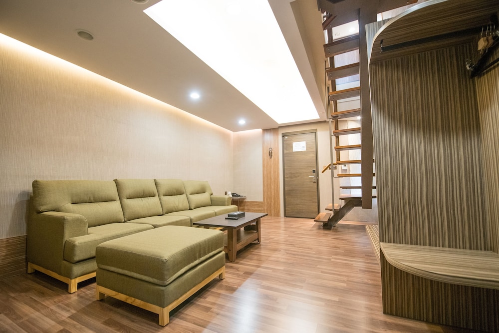 Deluxe Loft, Multiple Beds, Patio, City View photo 3