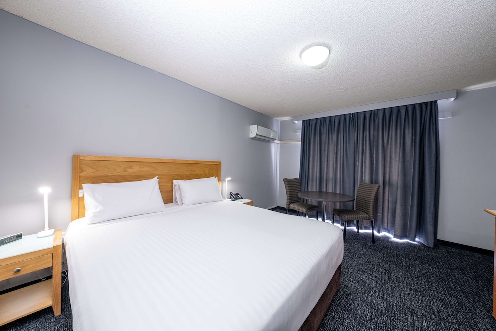 Standard Room, 1 King Bed, Non Smoking, Balcony photo 1