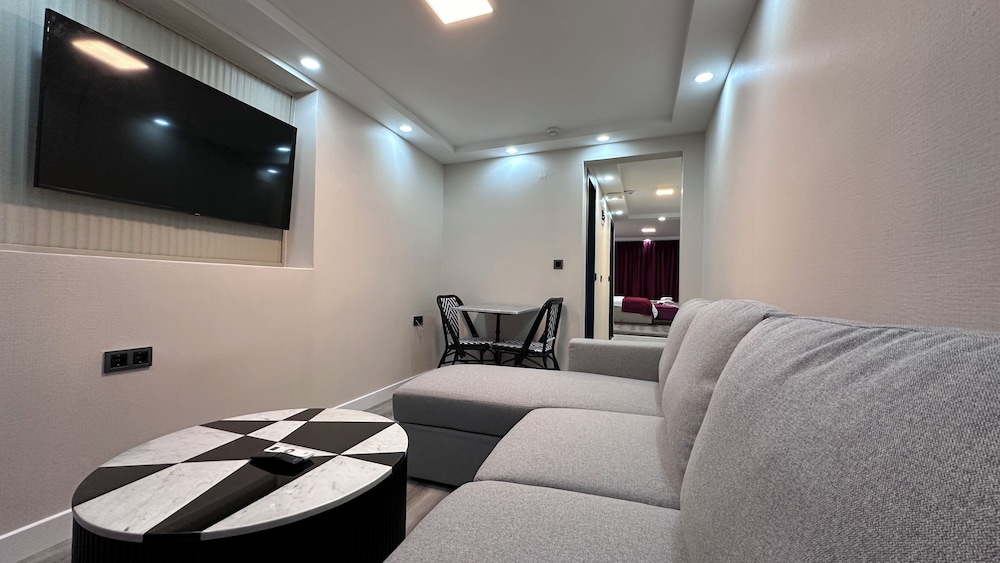 Family Suite, 1 King Bed with Sofa bed, Balcony, City View photo 1