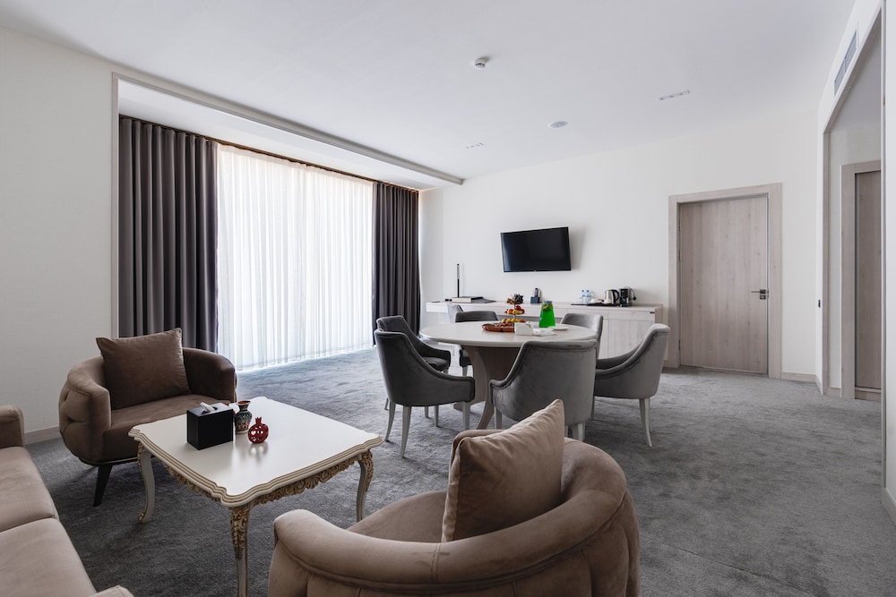 Royal Room - Photo 1