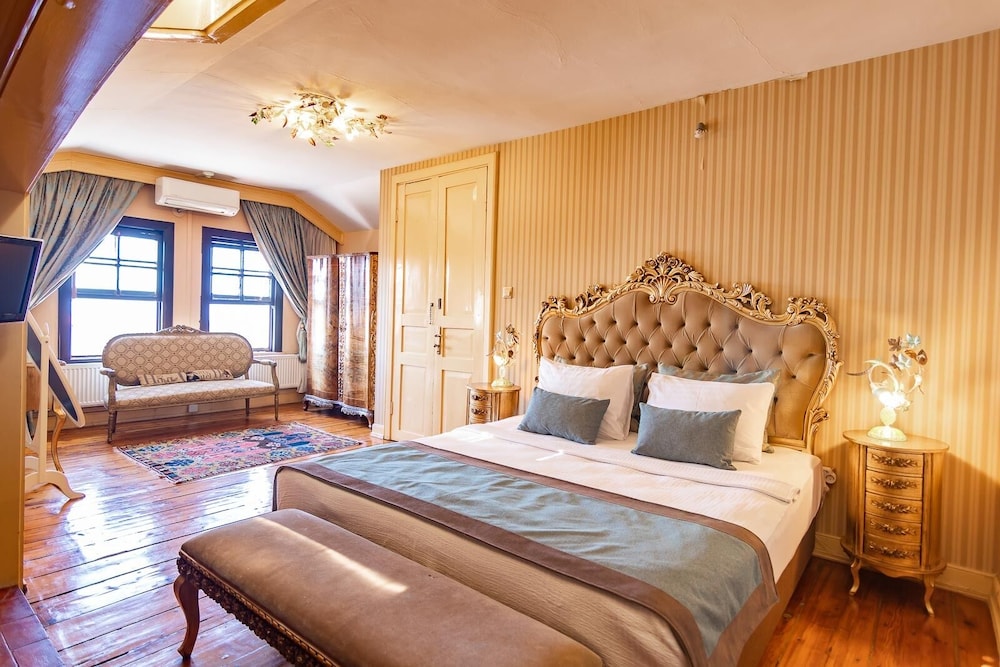 Royal Suite, 1 Bedroom, Partial Sea View