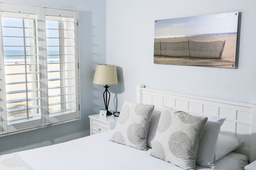 Panoramic Room, 1 Queen Bed, Non Smoking, Ocean View thumbnail 5