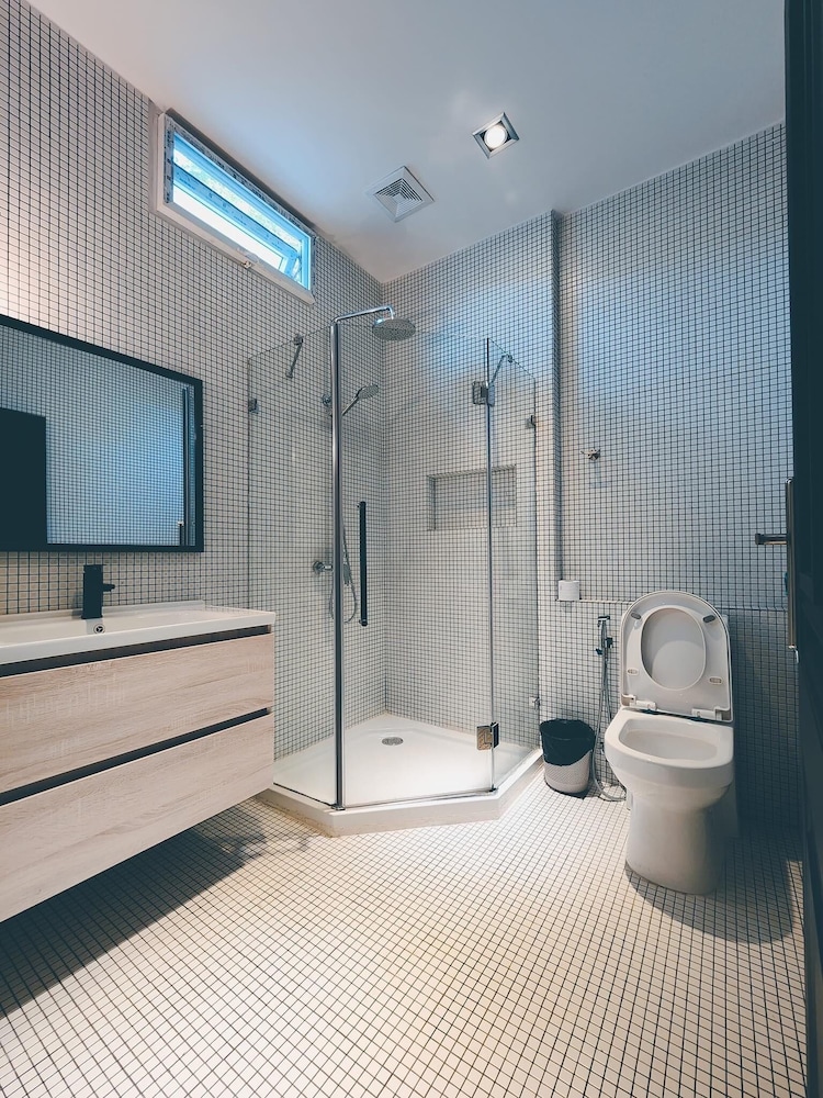 Premium Room, 1 King Bed photo 3