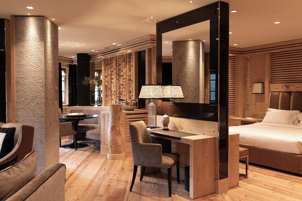 Suite Signature open space, hydromassage tub, terrace, mountain view