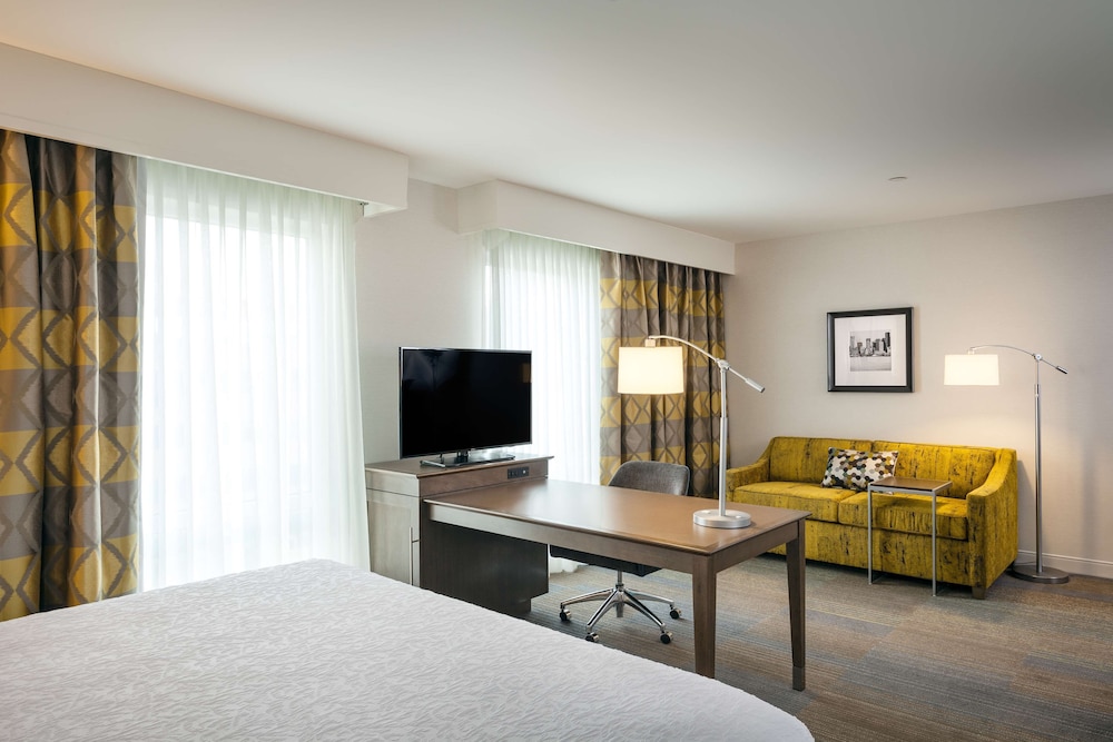 Suite, 1 King Bed, Accessible (Mobility & Hearing, Roll-in Shower)