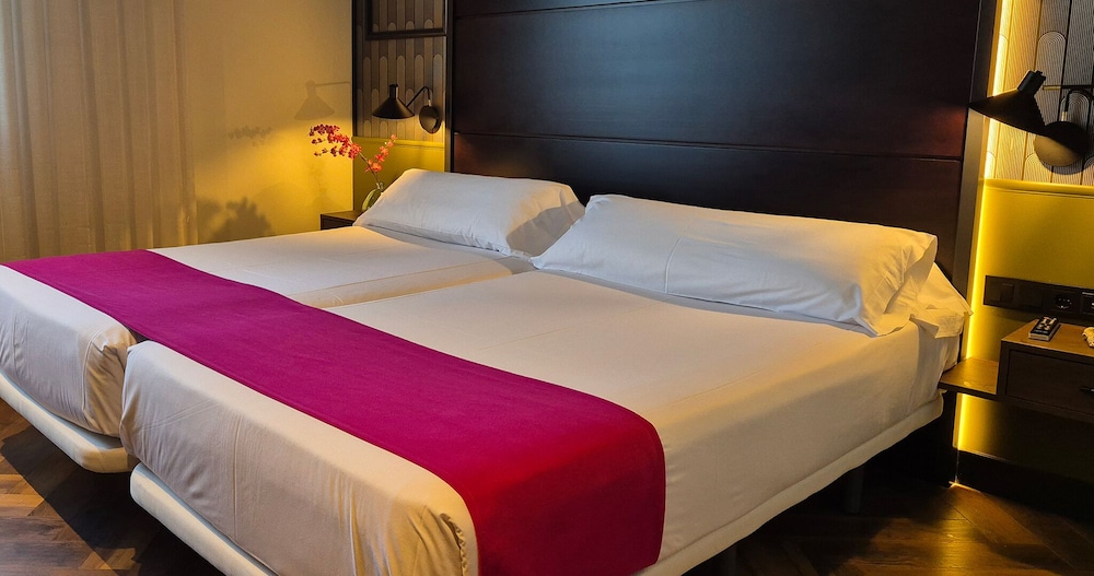 Standard Double Room - Photo 11
