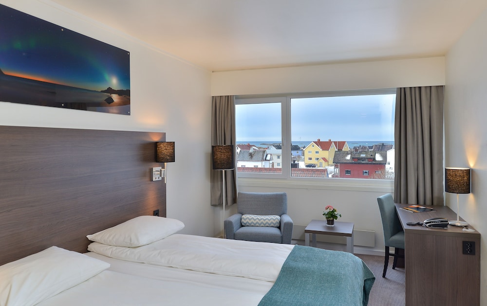 Standard Room, 1 Queen Bed photo 2