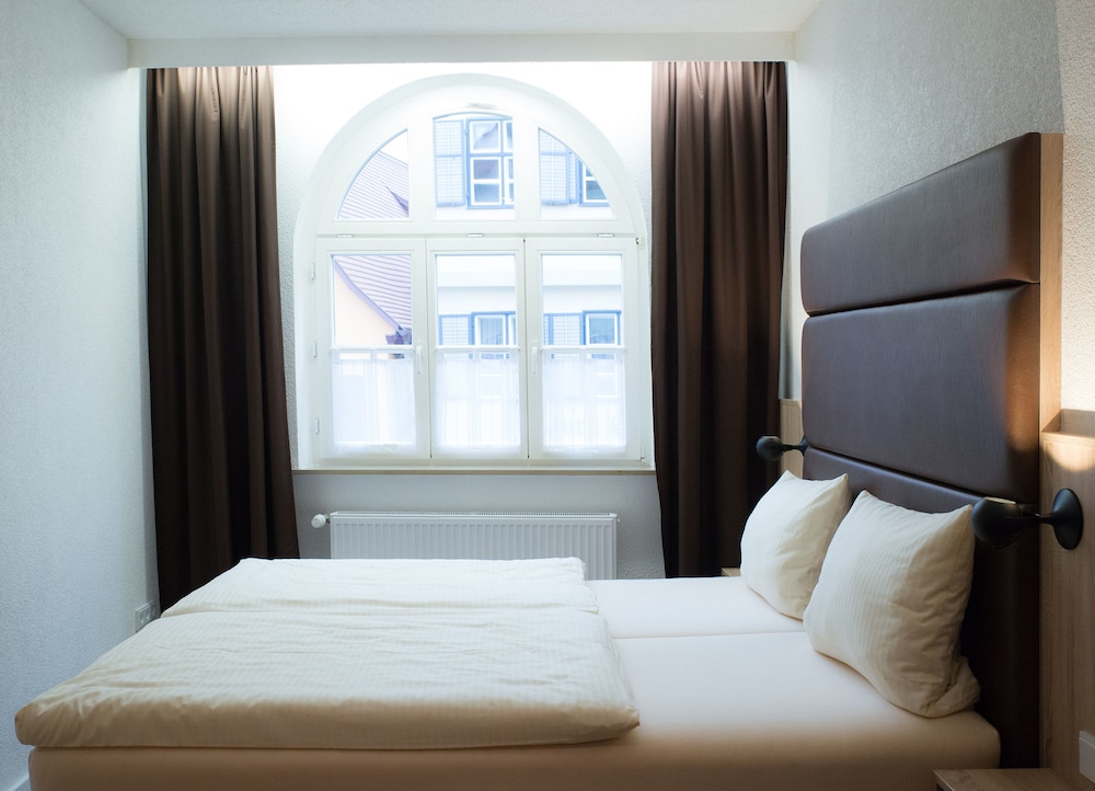 Standard Suite For Single Use (Free Bottle Of Water) photo 2