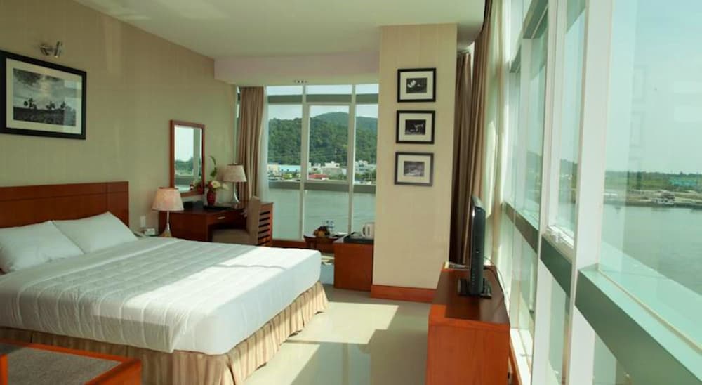 Junior Suite, 1 King Bed, River View photo 1