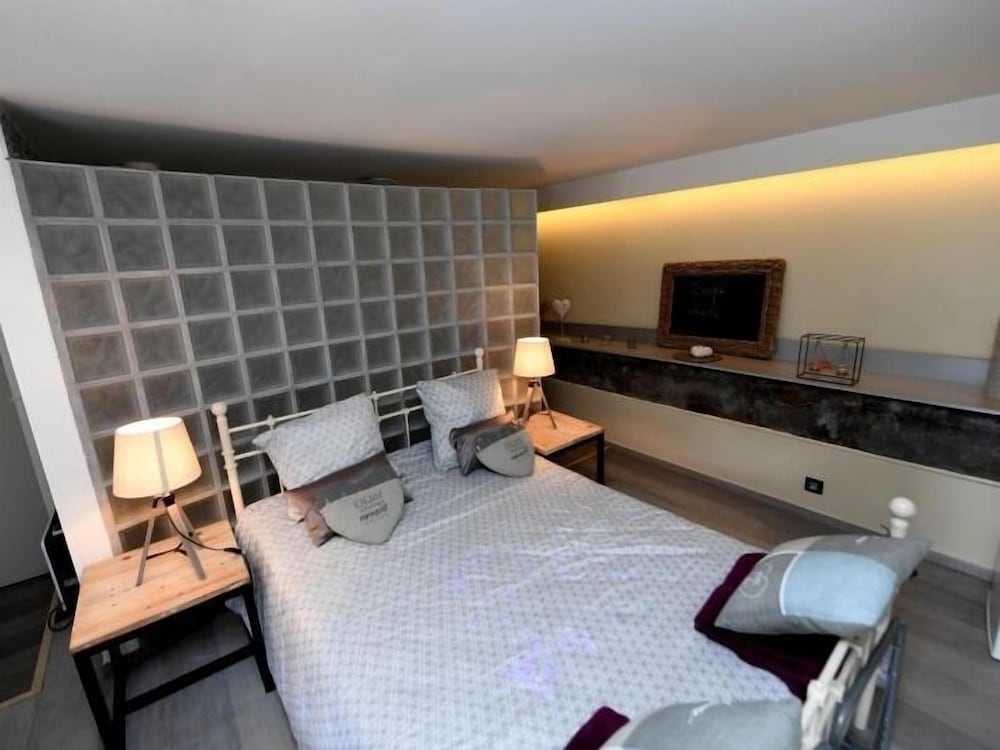 Romantic Double Room, Ensuite, Pool View