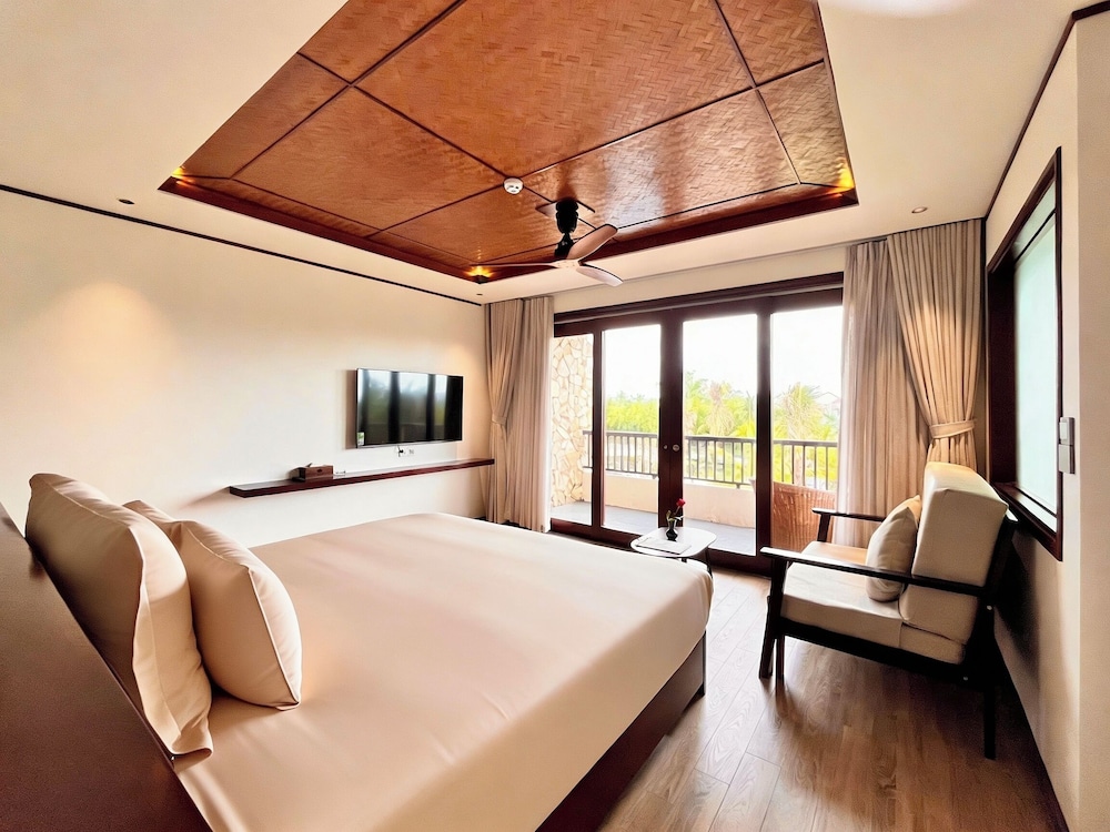 Grand Room, Balcony, Pool View photo 2