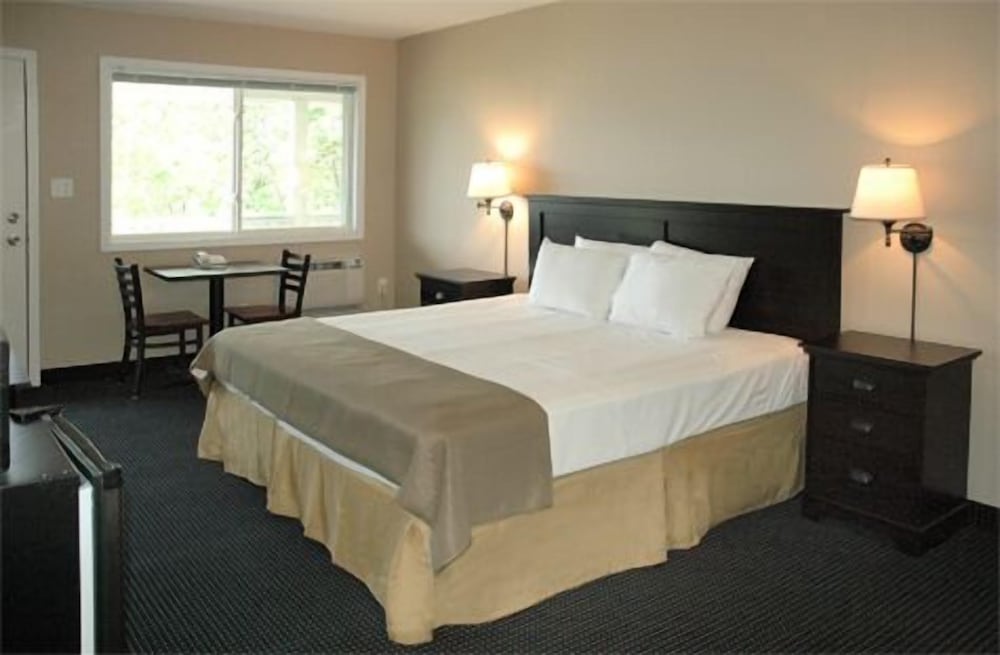 Double Room, 2 Queen Beds, Lake View photo 2