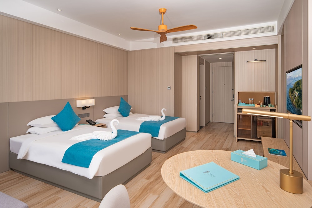 Deluxe Mountain & Ocean View Room - Photo 2